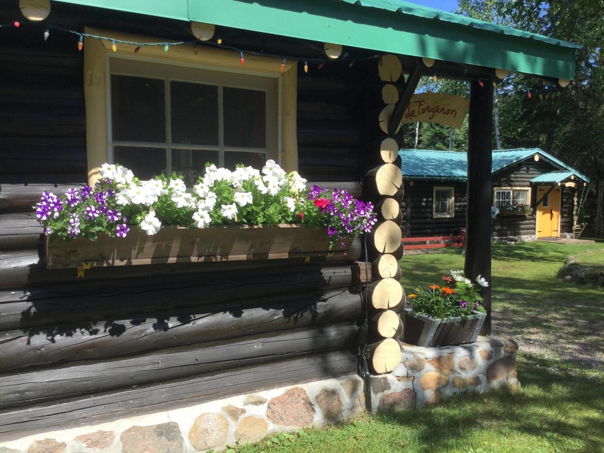Domaine Le Bostonnais - Le Village En Bois Rond La Tuque Ruang foto