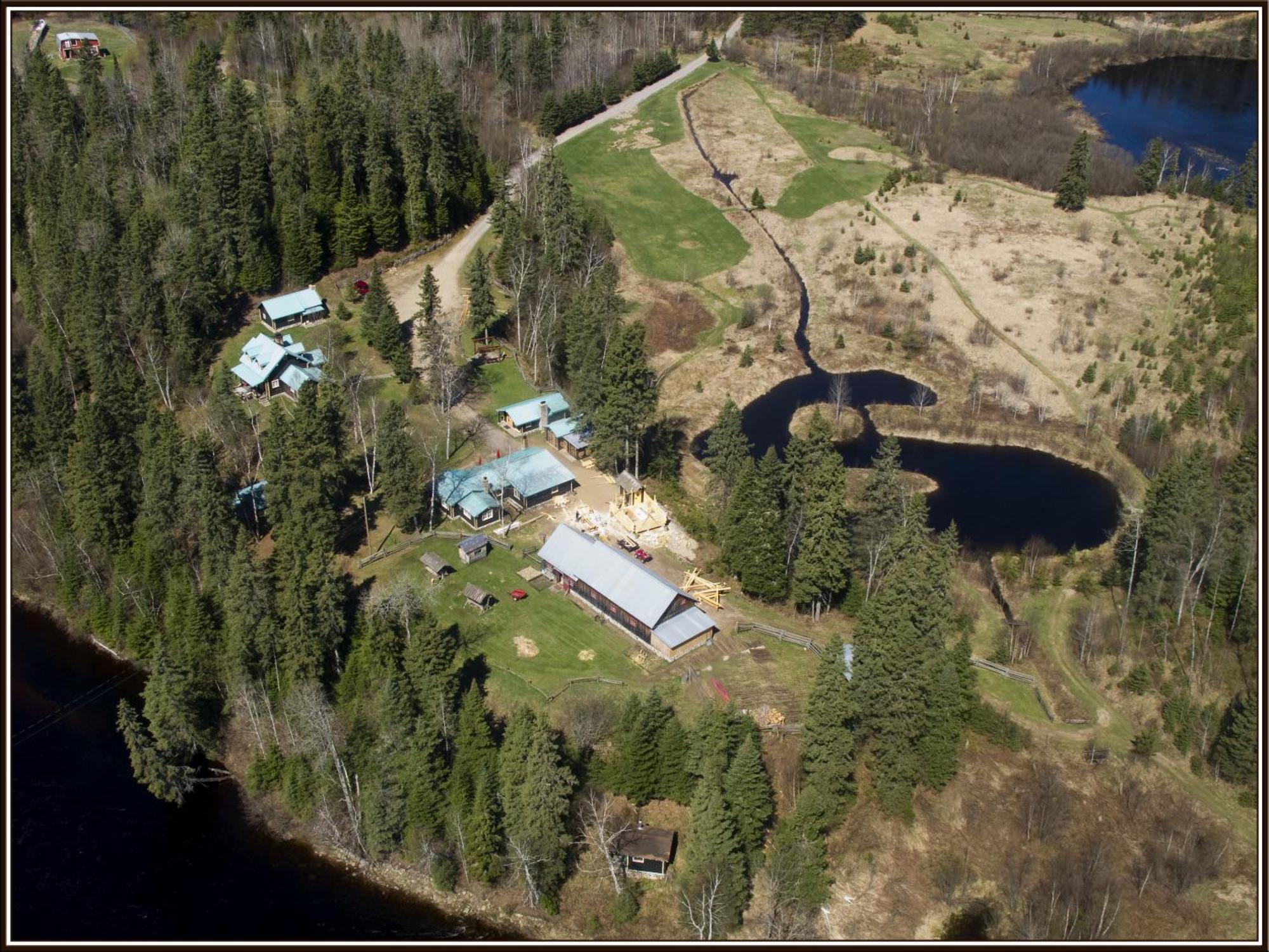 Domaine Le Bostonnais - Le Village En Bois Rond La Tuque Bagian luar foto